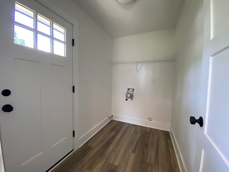 Building Photo - Room in House on Hadley Rd