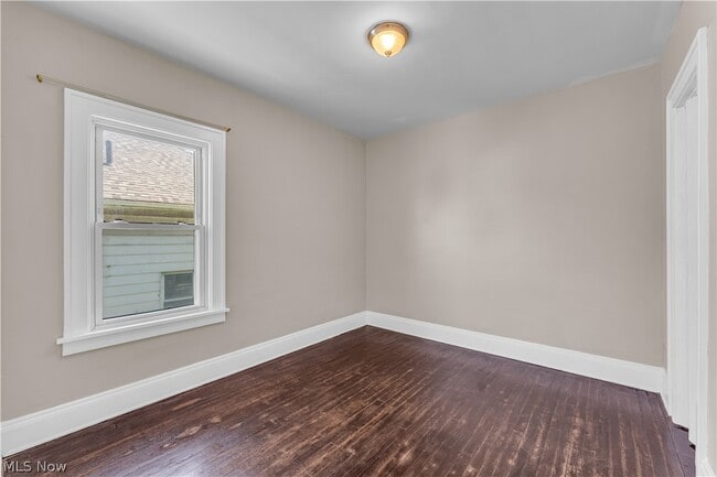 Building Photo - 9404 Cardwell Ave