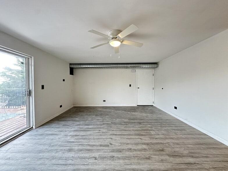 Building Photo - 5947 W Montrose Ave