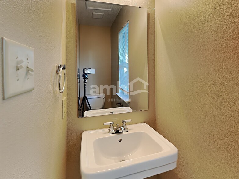 Building Photo - 6710 Waverhill Dr