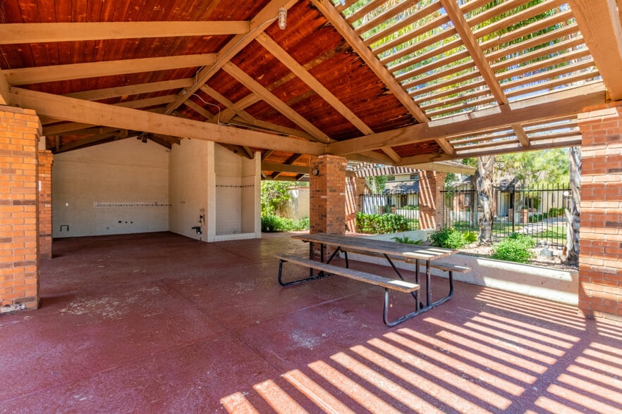 Building Photo - 170 E Guadalupe Rd