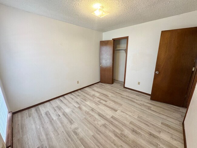 Building Photo - 3 Bed 2 bath!