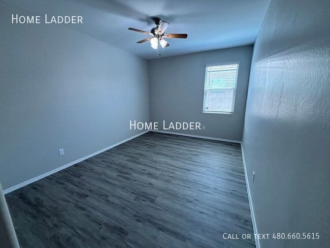 Building Photo - 10453 E Cliffrose Ln