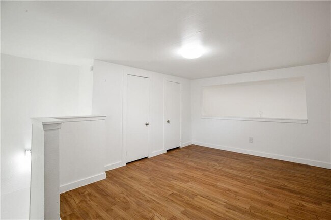 Building Photo - 404 W 35th St