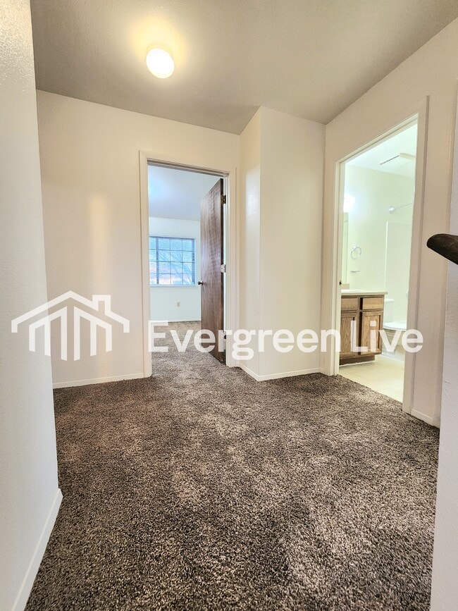 Building Photo - 213 Raven Dr