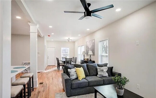 Building Photo - Elegant 3 BD 2.5 BA Home Offering Luxury Living in the Heart of Atlanta