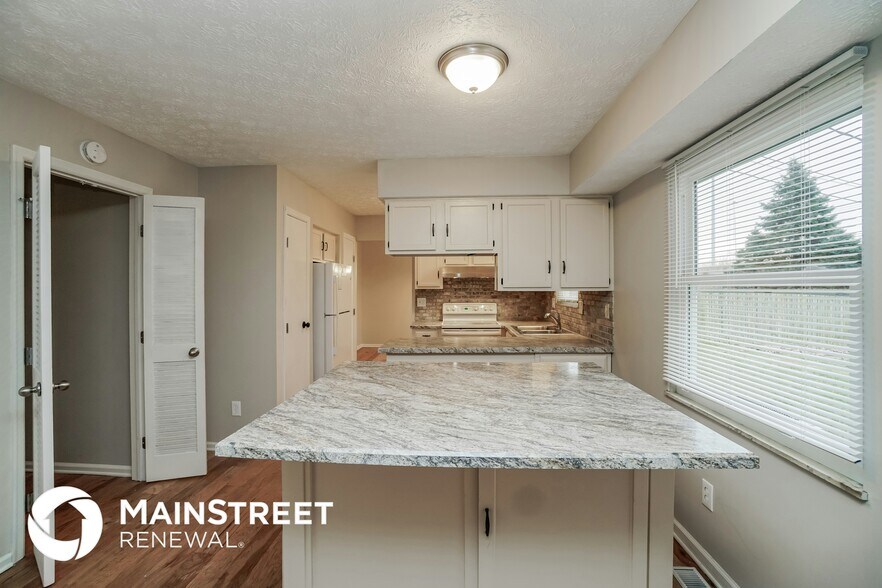 Building Photo - 2695 Kenview Rd S