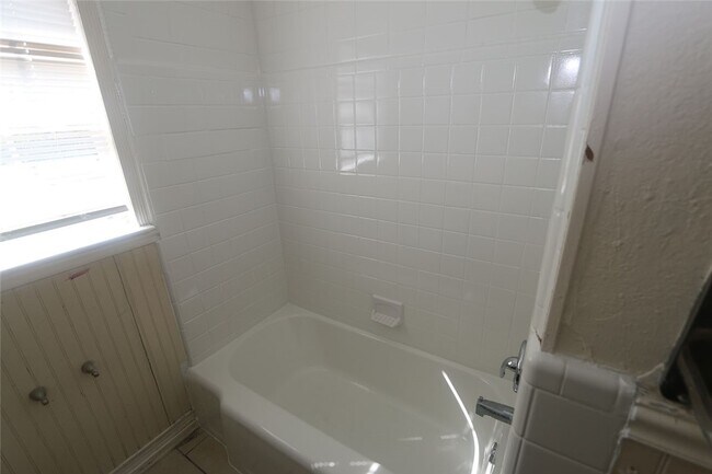 Building Photo - 2927 S Staples St