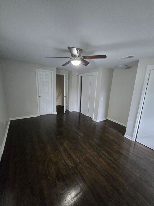 Building Photo - 4 bedrooms 2 bedroom fenced in yard