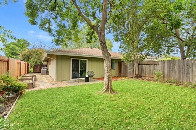 Building Photo - Beautifully updated 2-bedroom, 1.5-bathroom duplex