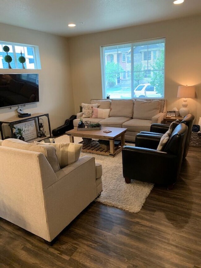 Building Photo - Spacious 3-Bedroom End-Unit Townhome for R...