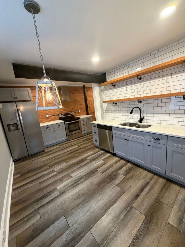 Building Photo - 252 N Mulberry St