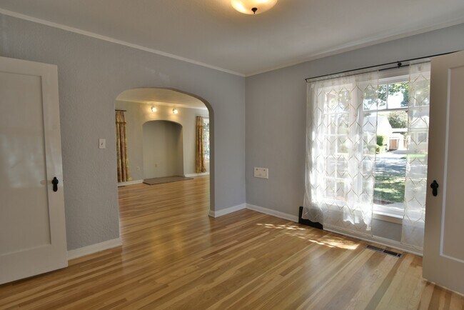 Building Photo - Charming 3 Bedroom 1 Bath Home in Prestigi...