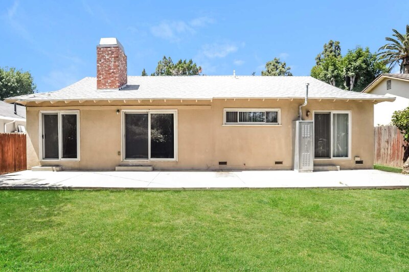 Building Photo - 10544 Densmore Ave