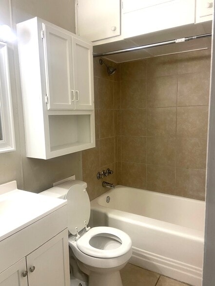 Building Photo - 921 Garywood Pl