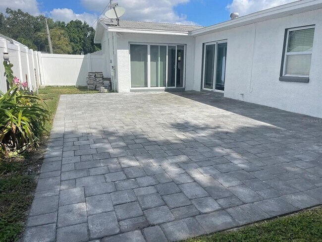 Building Photo - 4426 W Bay Ct Ave