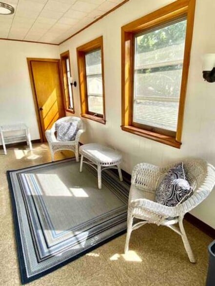 Building Photo - 319 Bridge St