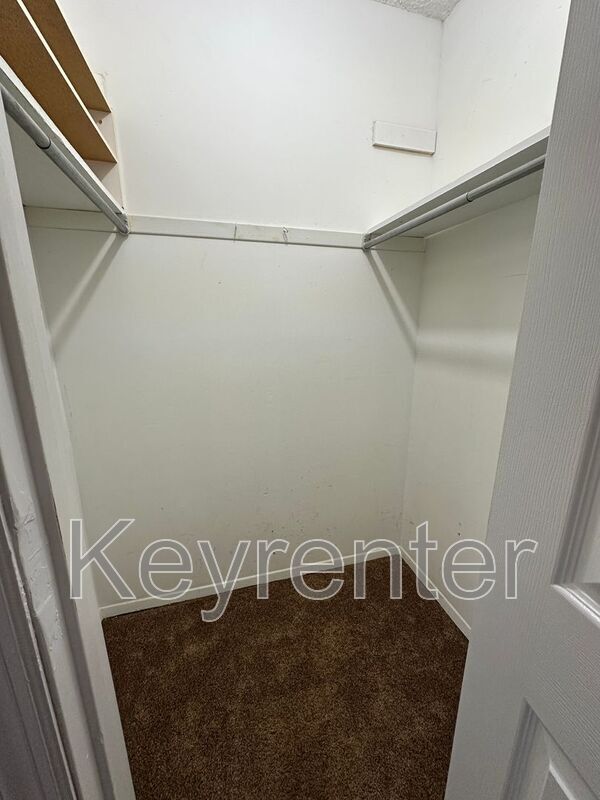 Building Photo - 300 Jefferson Ln