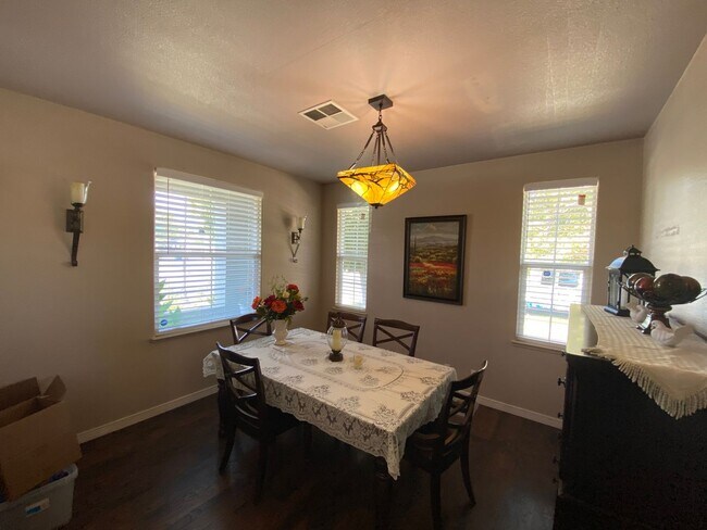 Building Photo - Beautiful Single Story 3 Bedroom 2 Bath! WITH SOLAR!