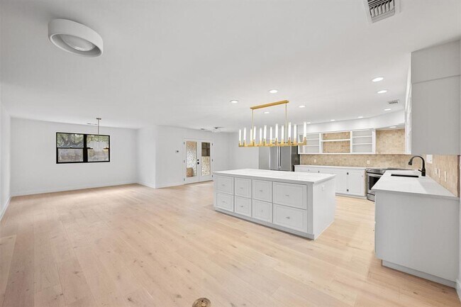 Building Photo - 302 Westlake Dr