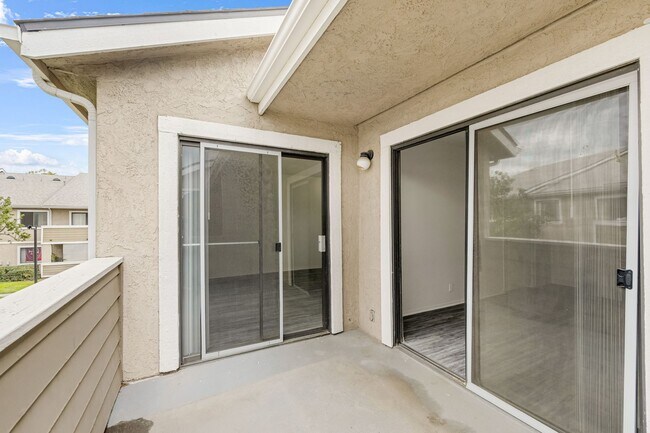 Building Photo - 2BD 2BTH B