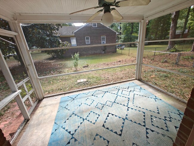 Building Photo - 3 bedroom home with fenced rear yard