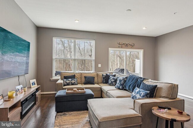 Building Photo - 1306 Hawk Hollow Dr