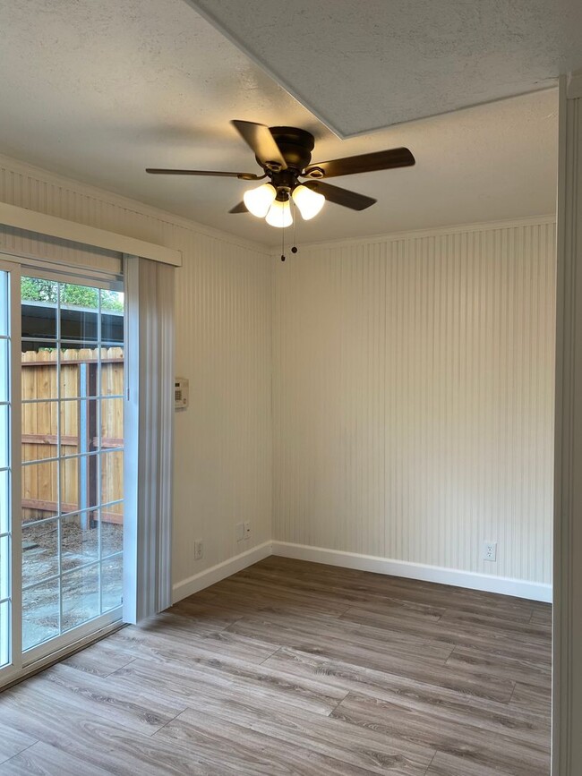 Building Photo - Tastefully Renovated Townhouse Available t...