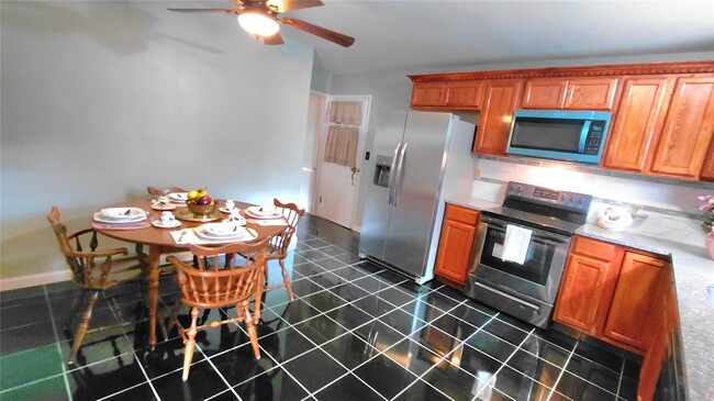 Building Photo - 874 Hollyridge Dr