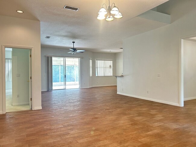 Building Photo - Beautiful Home with Water View in Eastwood!