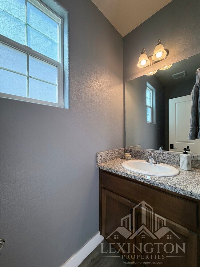 Building Photo - Modern Roseville Living – 3 Bed | 2.5 Bath |