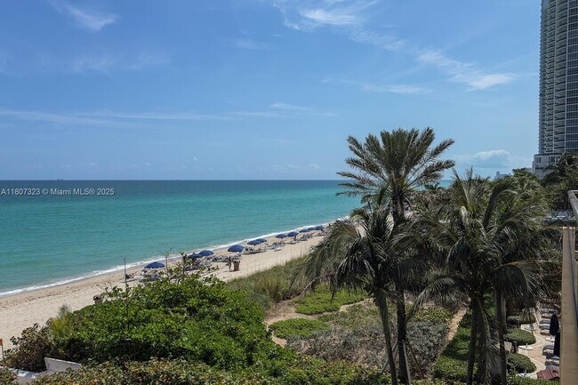Building Photo - 16275 Collins Ave