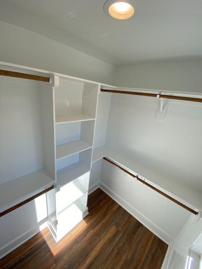 Building Photo - Room in House on Edgerton Dr