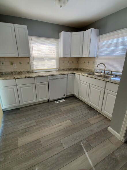 Kitchen - 3411 W Mott Ave