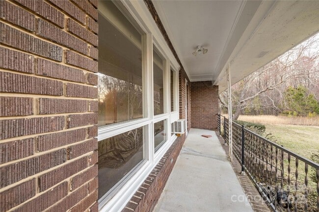 Building Photo - 44261 US-52