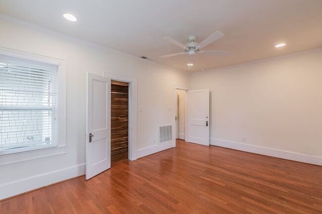 Building Photo - PRETTY HOME NORTH OF THE BRICKS in the CUL...