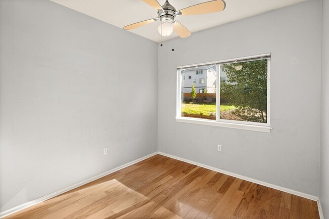 Building Photo - Spacious 3 bed Townhome