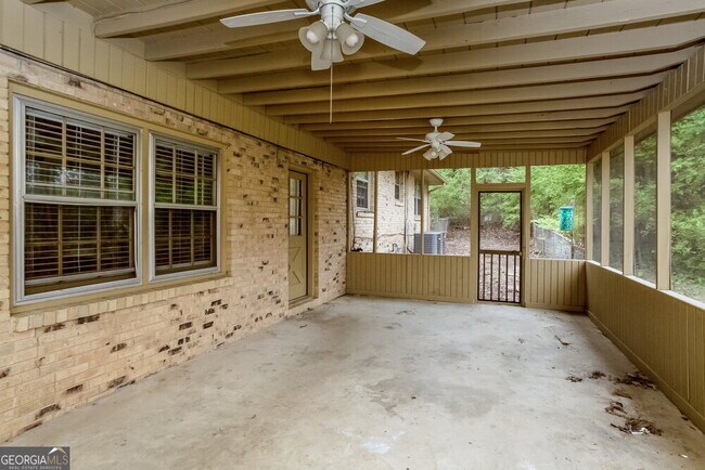 Building Photo - 2115 Pine Knoll Cir NE