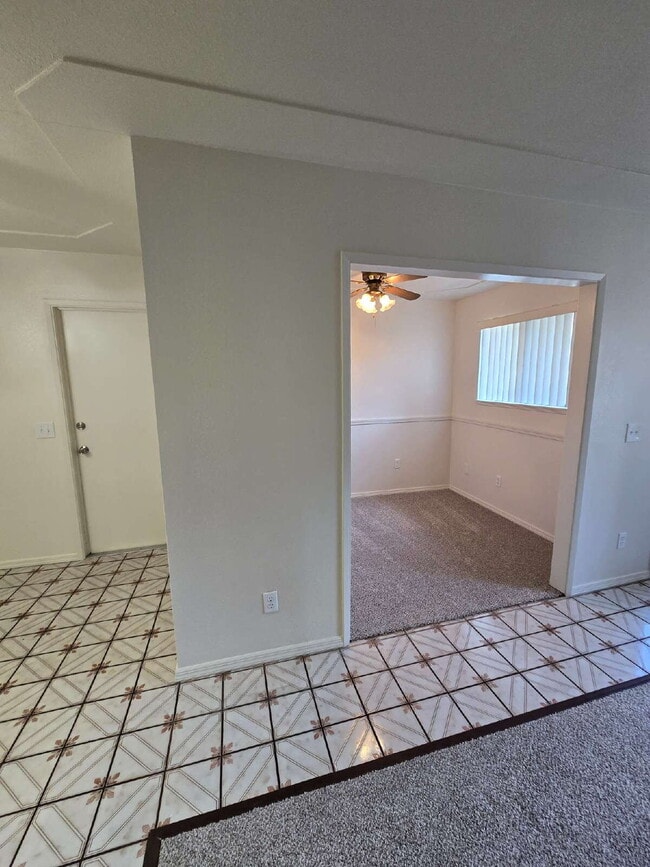 Building Photo - Walking distance to shopping and restauran...