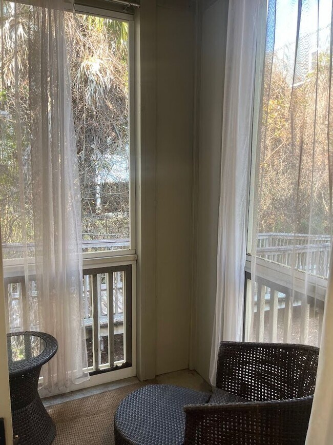 Building Photo - Available now. Beautiful, FULLY-FURNISHED 1 BR/1 BA Condo in Mt Pleasant!