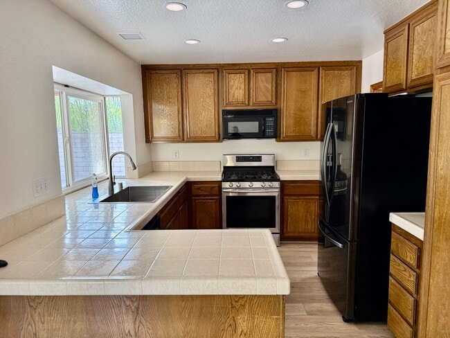 Building Photo - Nice Single Story Home