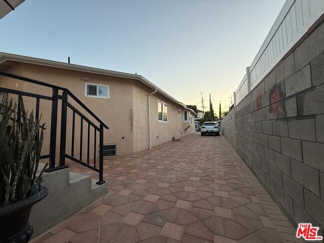 Building Photo - 6530 Varna Ave