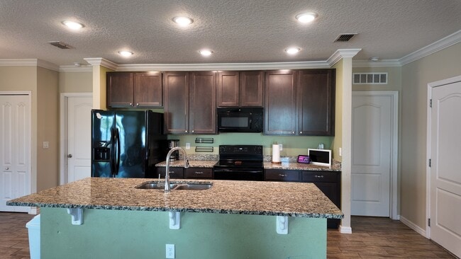 Building Photo - 338 Pinecrest Loop