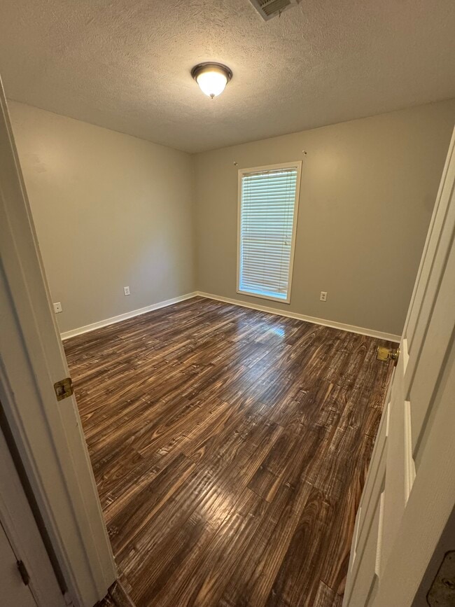 Building Photo - 635 Briars Bend