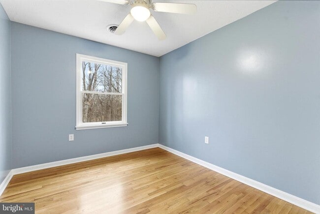 Building Photo - 122 Stuart Dr