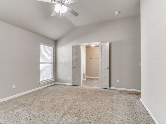 Building Photo - 3 bedroom, 2 bathroom, 2 car garage