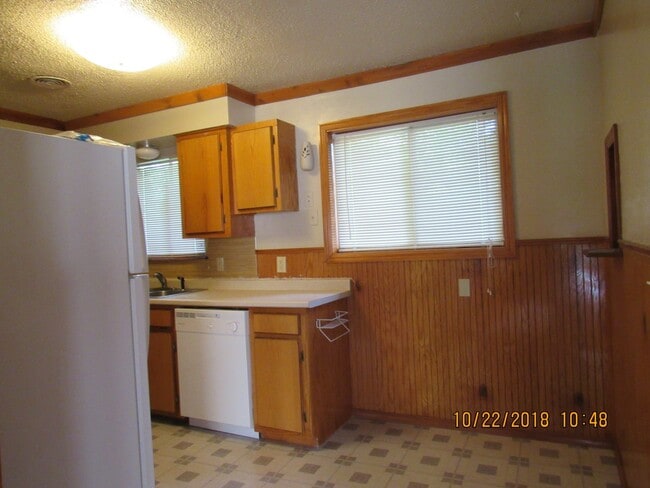 Building Photo - GREAT STARTER HOME!! PETS NEGOTIABLE WITH ...