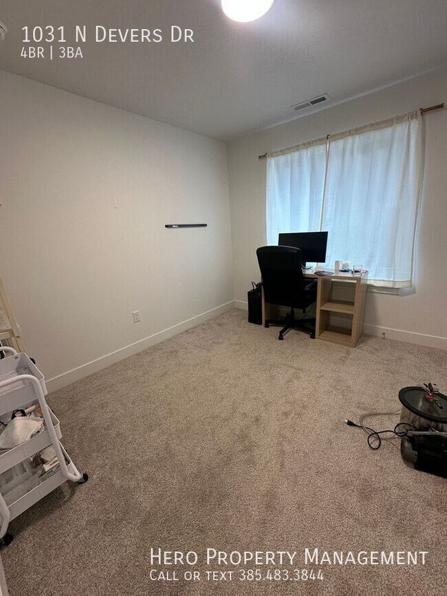 Building Photo - 1031 Devers Dr