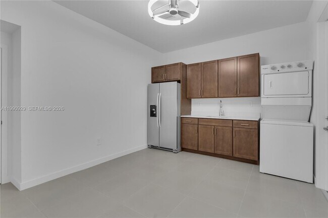 Building Photo - 615 NE 1st Ave