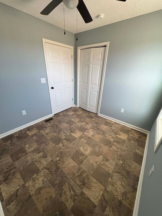 Building Photo - Country Living Comfort!